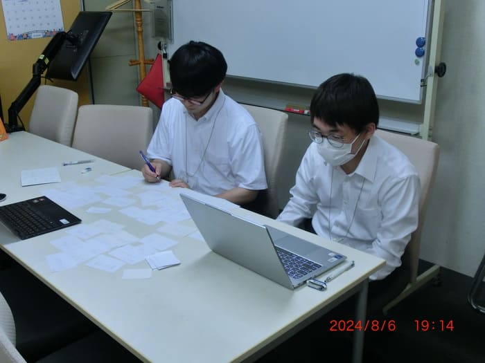 取り組みの様子(写真はKJ法を実践中)